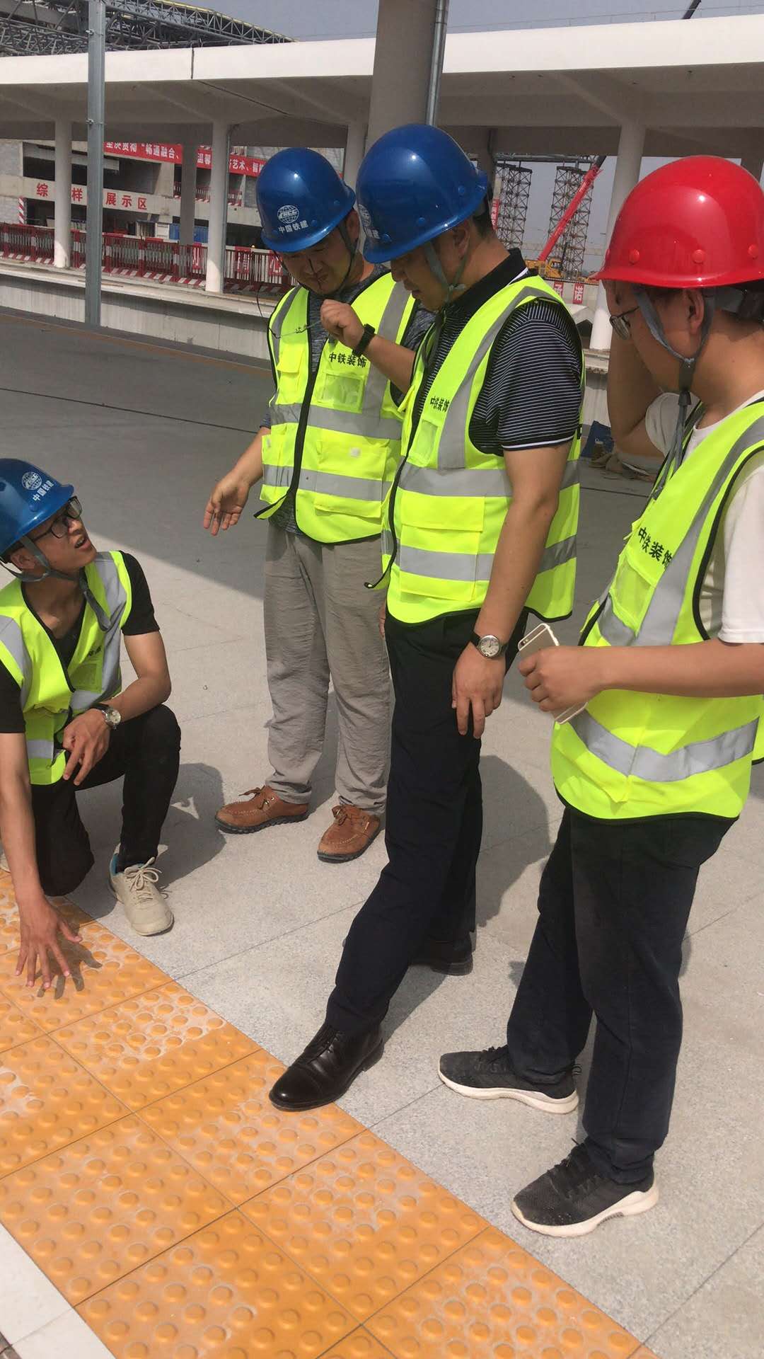 5月18日上午，焦作市眾光耐酸瓷業(yè)有限公司范總親臨南陽(yáng)站參觀本廠供應(yīng)的全瓷盲道磚